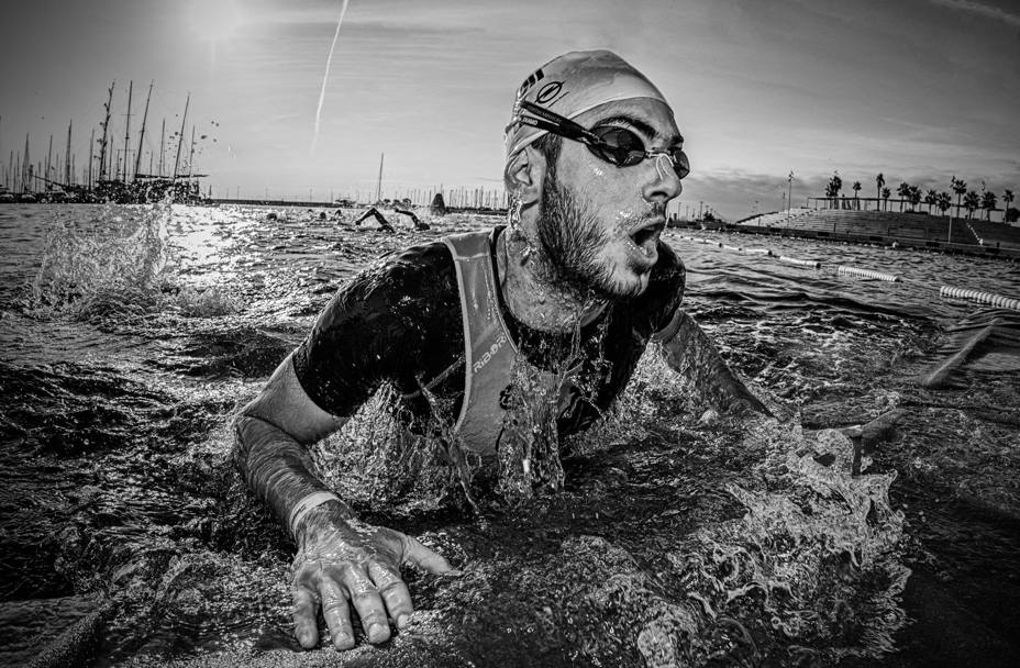 Cesar March - Il triatleta riemerge dall&#39;acqua dopo la frazione a nuoto.